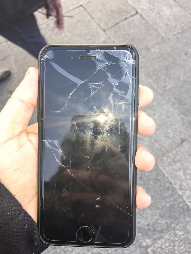 Birinchisi ketdi - iPhone 14 Pro paketdan chiqarilgandan so'ng darhol qulab tushdi. Zararni baholash