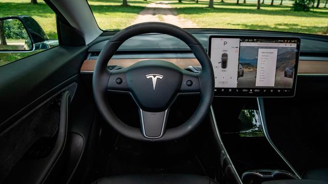 Tesla avtomobilining avtopiloti rivojlanmoqda.