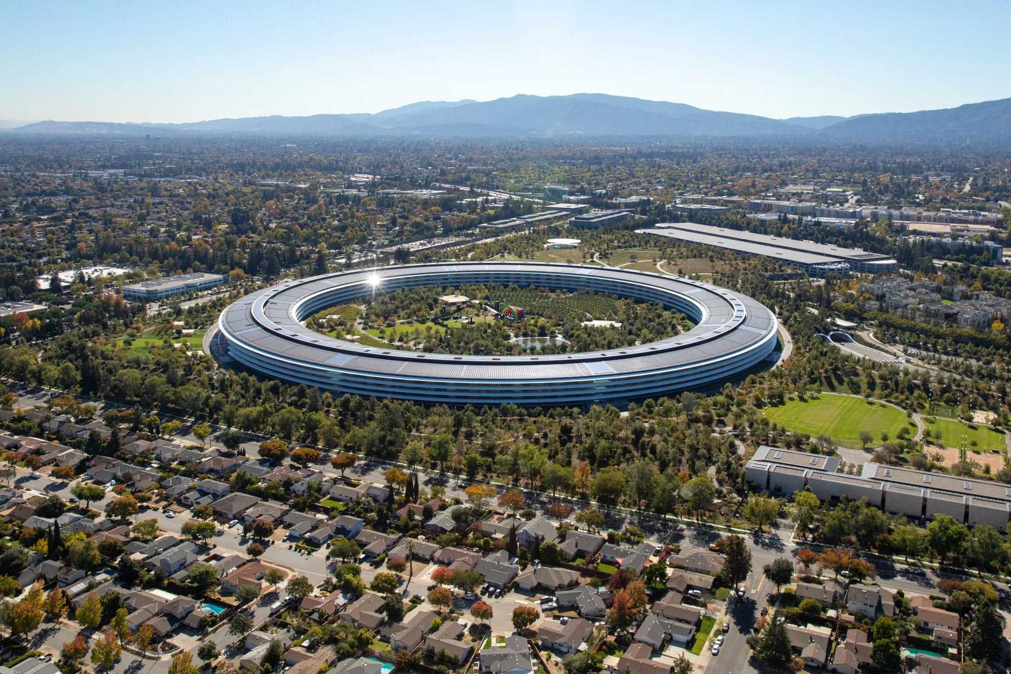 Apple’ning bozor qiymati birinchi marta 4 trillion dollardan oshdi