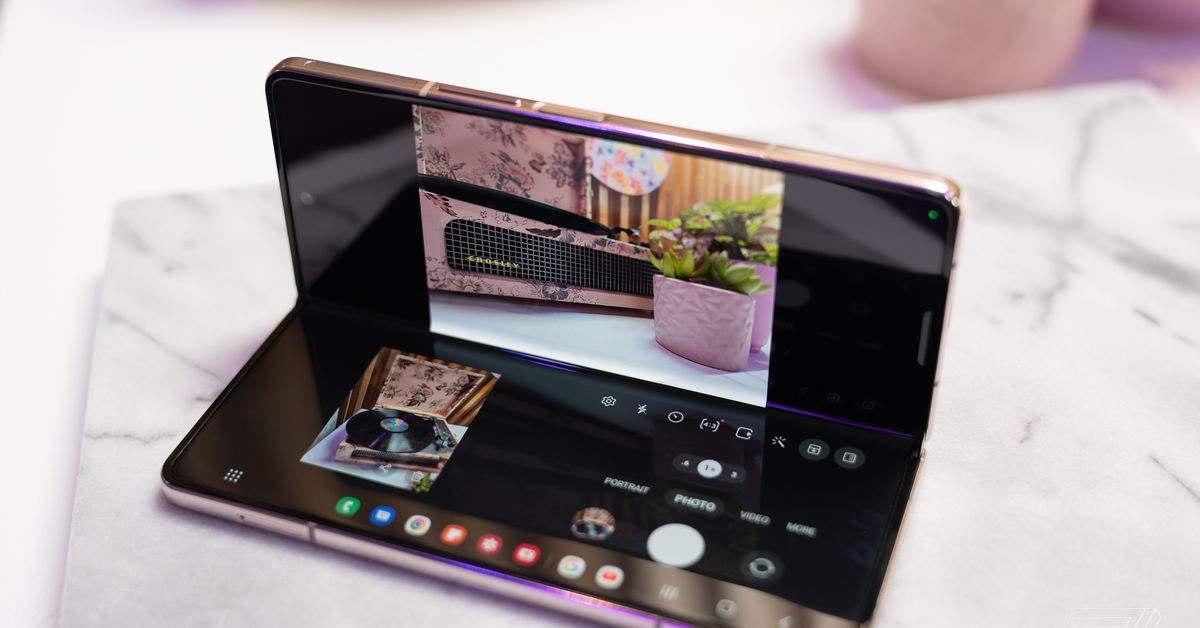 Yangi Samsung Galaxy Z Fold 4 JerryRigEverything'ning mashhur egilish sinovidan o'tdi