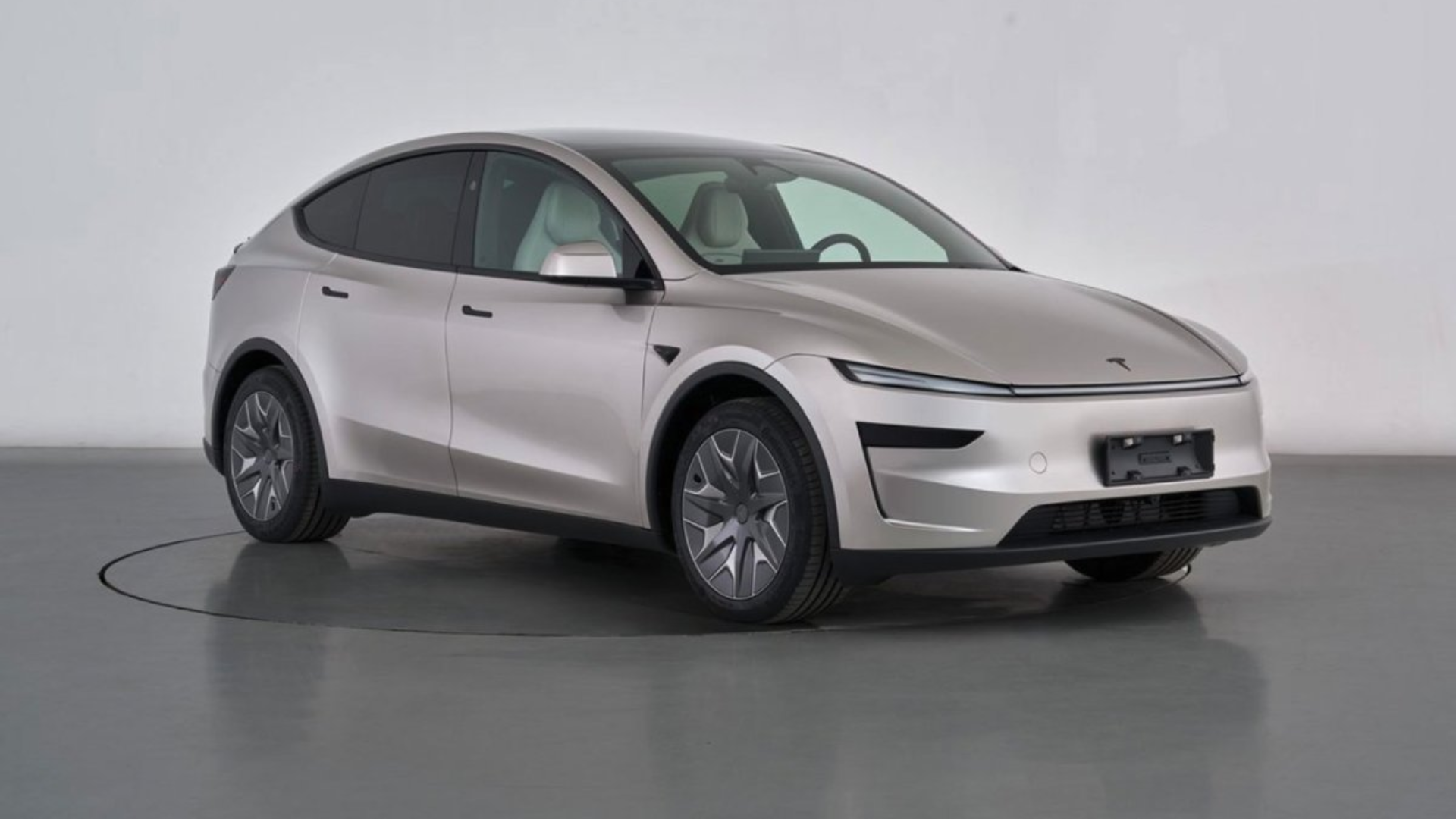 Yangi dizayn, olti o‘rindiqli, pog‘onasiz sozlanadigan amortizatorlar: Tesla Model YL Xitoyda sotuvga chiqdi