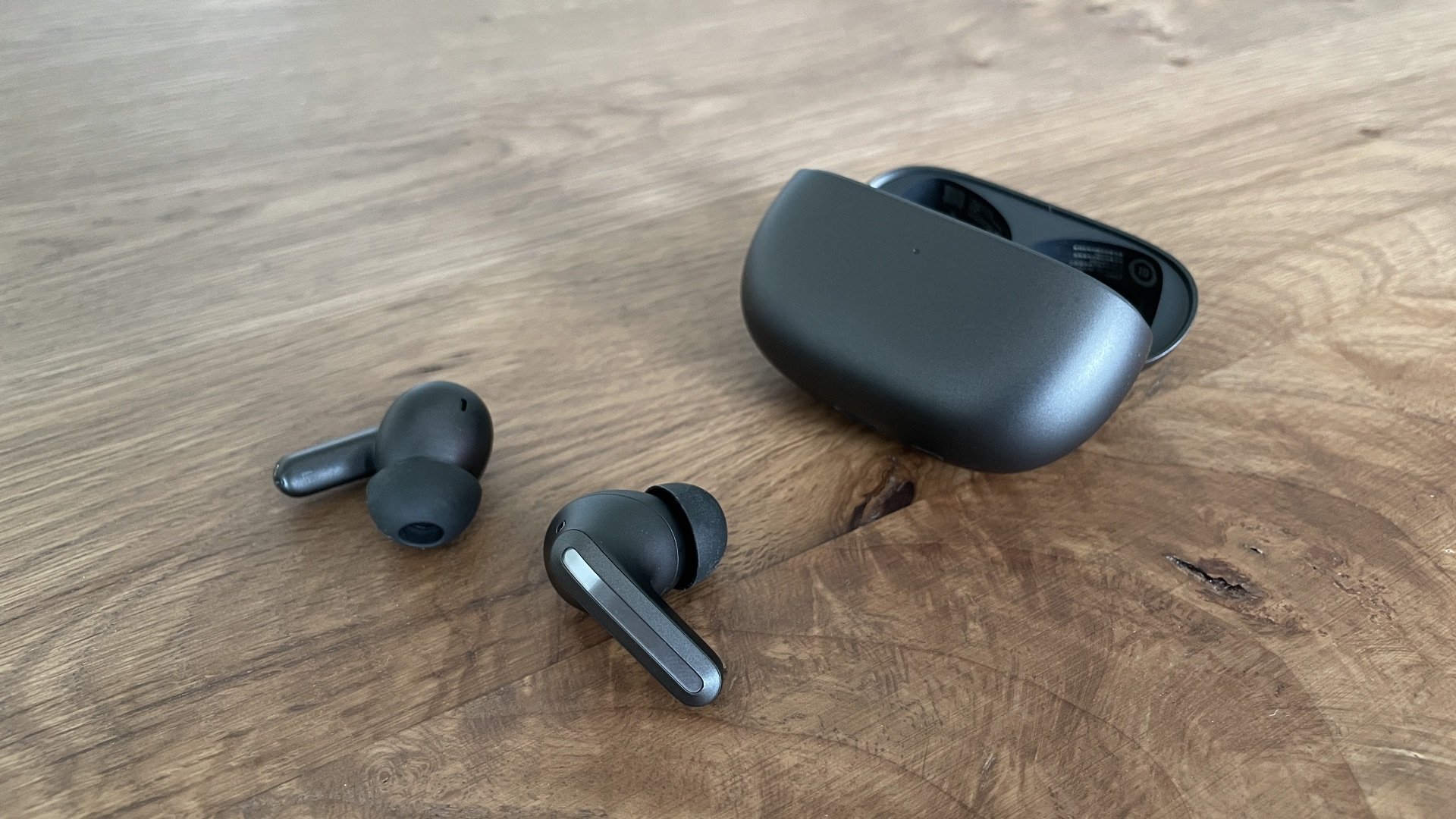 Xiaomi Buds 4 Pro flagman minigarnituralari Xitoyda sotuvga chiqdi