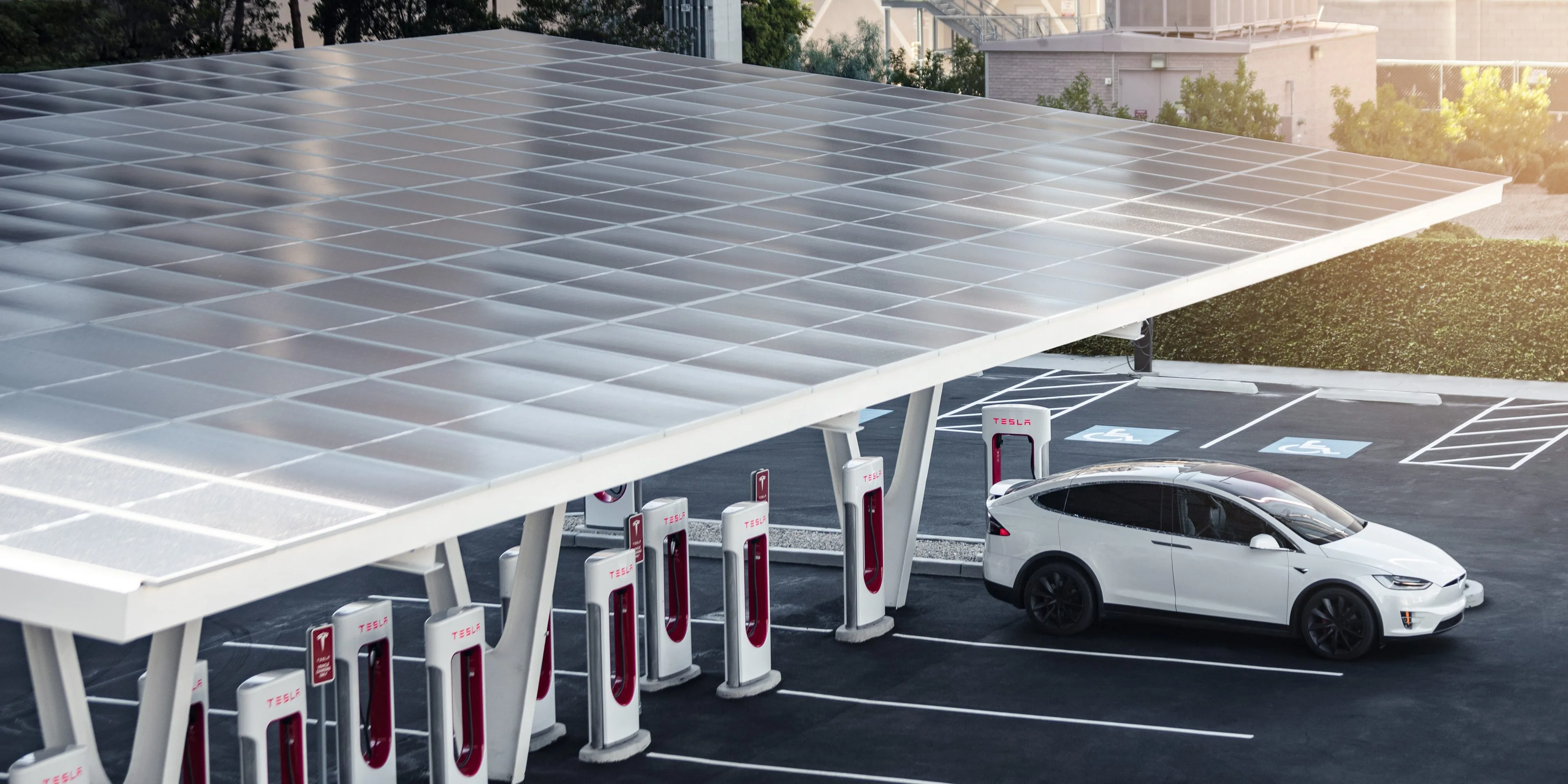 Tesla elektromobillarni Quyoshdan quvvatlantirishga ruxsat berdi, biroq ko'plab cheklovlar mavjud