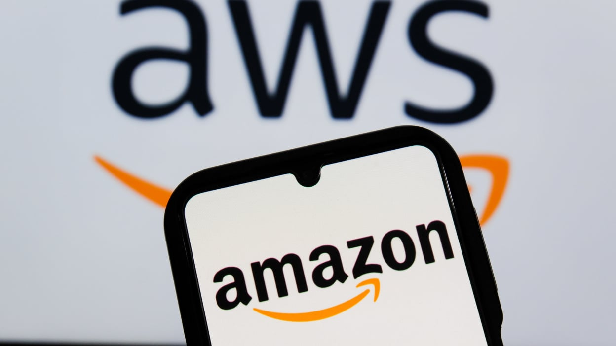 Besh yil ichida uchinchi yirik ko‘chki. Amazon minglab saytlarning ishini izdan chiqargan nosozlik sabablarini aytmayapti, lekin AWS (US-EAST-1) to‘liq tiklanganini aytmoqda.