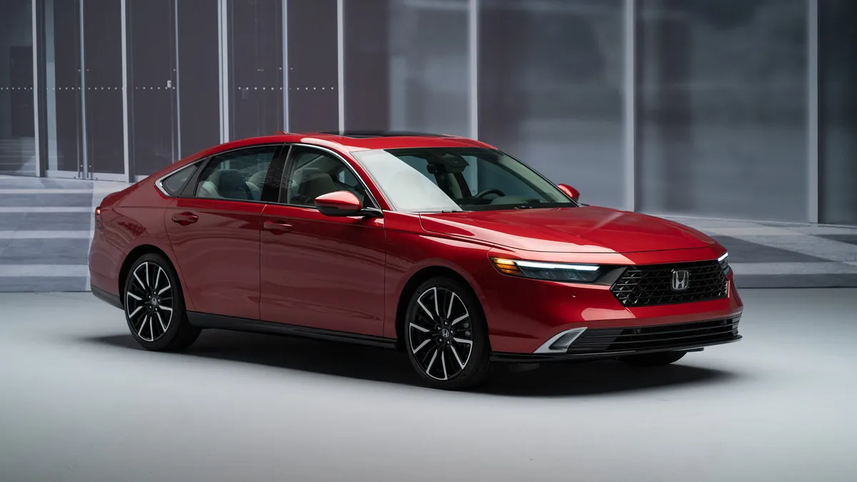 Yangi 2023 Honda Accord AQSh dilerlik markazlariga yetib keldi. Mashina uchun ular 27 295 dollardan so'rashamoqda